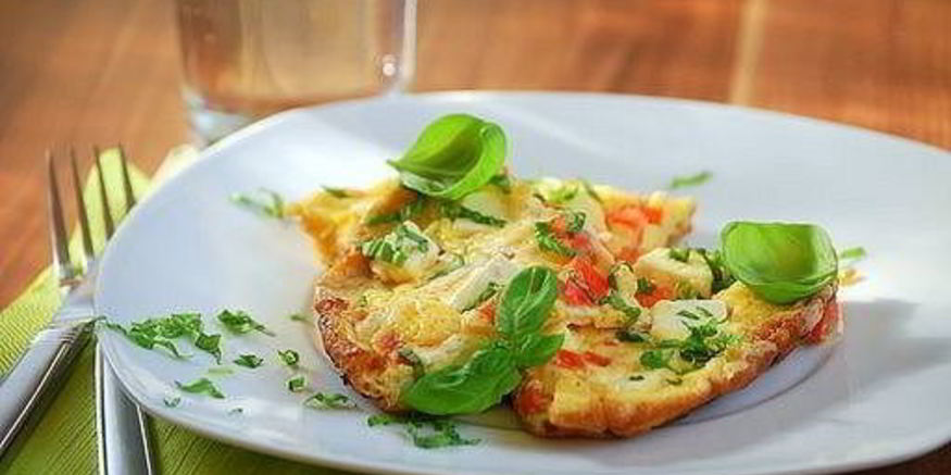 Рецепт омлета с беконом, пармезаном и зеленью