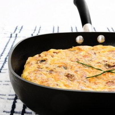 Омлет с куриной печенью и помидорами