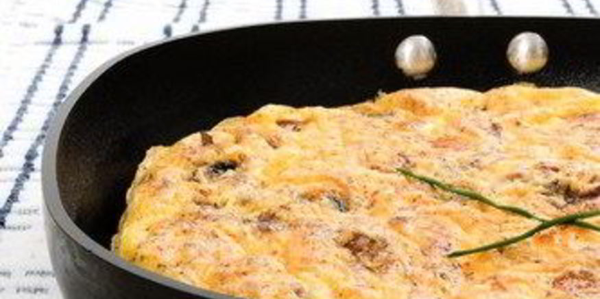 Рецепт омлета с куриной печенью и помидорами