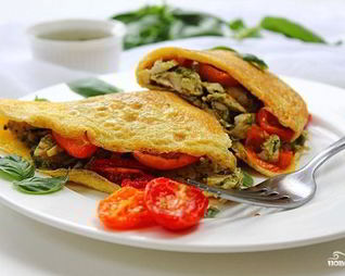 Омлет с курицей и помидорами