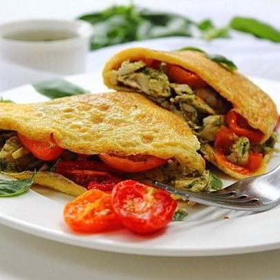 Омлет с курицей и помидорами