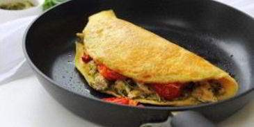 омлет с курицей и помидорами