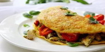 омлет с курицей и помидорами