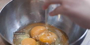 омлет с молоком на сковороде