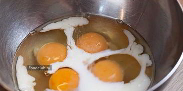 омлет с молоком на сковороде