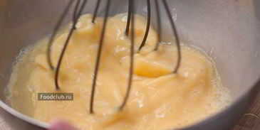 омлет с молоком на сковороде