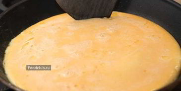 омлет с молоком на сковороде