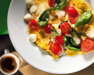 Омлет с моцареллой и помидорами