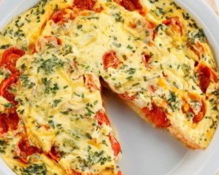 Омлет с помидорами и красным луком