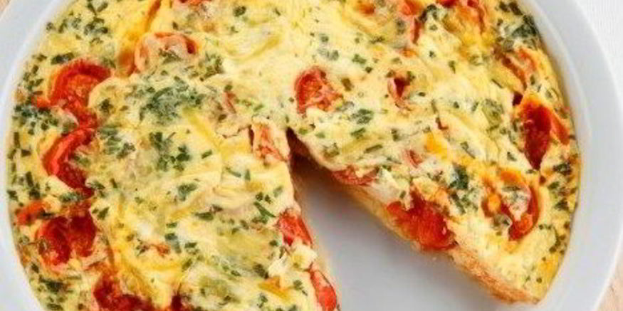 Рецепт омлета с помидорами и красным луком