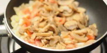 омлет с шампиньонами и помидорами