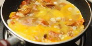 омлет с шампиньонами и помидорами