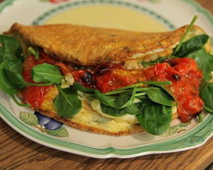 Омлет со шпинатом и помидорами черри