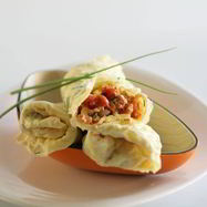 Рецепт Омлетных рулетиков с курицей, помидорами и зеленью