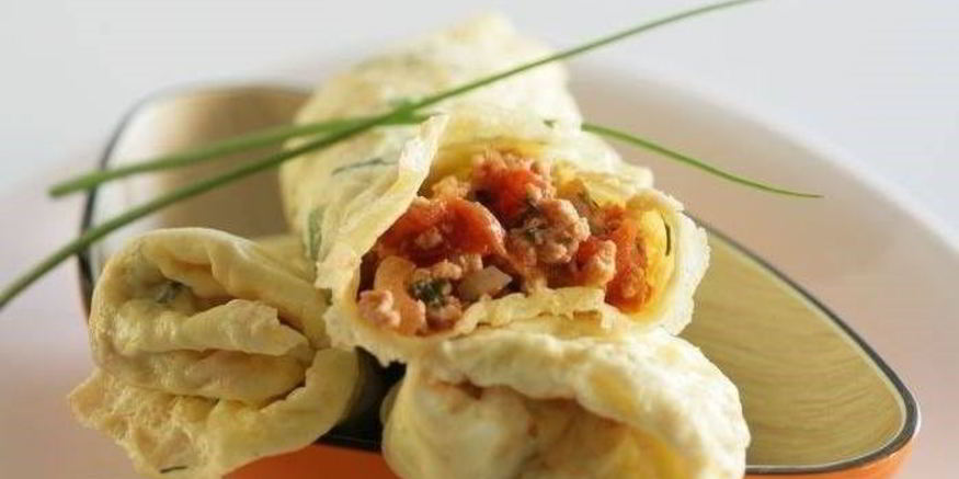 Рецепт омлетных рулетиков с курицей, помидорами и зеленью