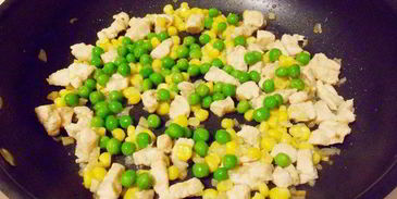 омурайсу , японский омлет с начинкой