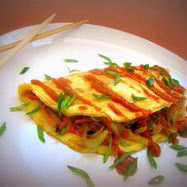 Рецепт Омусобы — японского омлета с овощами, лапшой и соусом тонкацу