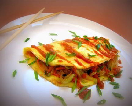Омусоба — японский омлет с овощами, лапшой и соусом тонкацу