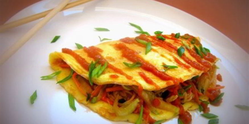 Рецепт омусобы — японского омлета с овощами, лапшой и соусом тонкацу