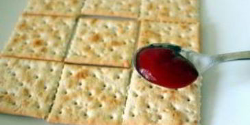 острая закуска на крекерах