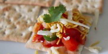 острая закуска на крекерах