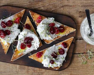 Паштет из муксуна горячего копчения с клюквой на хлебцах