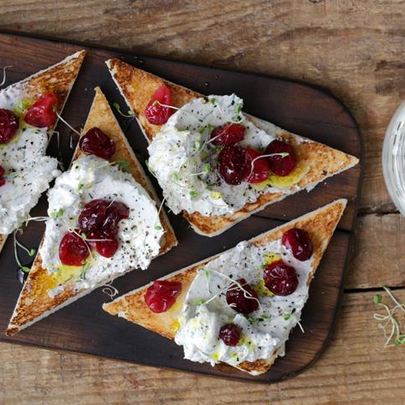 Паштет из муксуна горячего копчения с клюквой на хлебцах