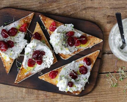 Паштет из муксуна горячего копчения с клюквой на хлебцах