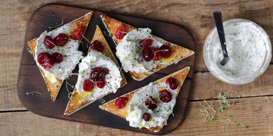 Рецепт паштета из муксуна горячего копчения с клюквой на хлебцах