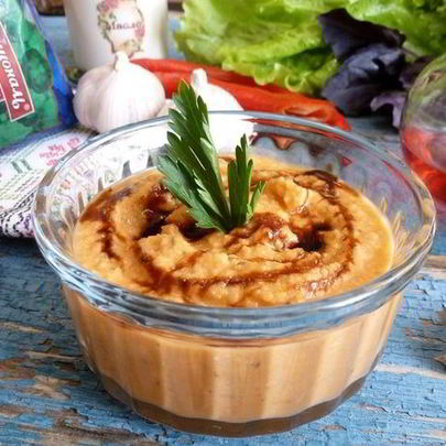 Паштет из нута с вялеными томатами и маринованным огурчиком