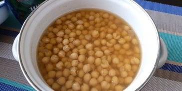 паштет из нута с вялеными томатами и маринованным огурчиком