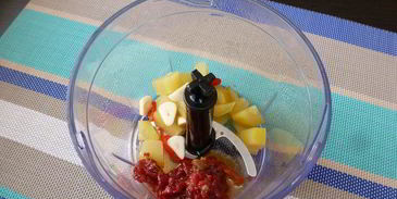 паштет из нута с вялеными томатами и маринованным огурчиком