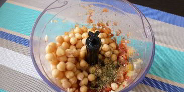 паштет из нута с вялеными томатами и маринованным огурчиком