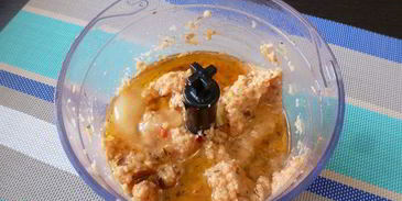 паштет из нута с вялеными томатами и маринованным огурчиком