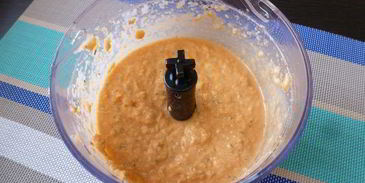 паштет из нута с вялеными томатами и маринованным огурчиком