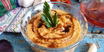 паштет из нута с вялеными томатами и маринованным огурчиком