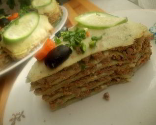 Блинный тортик с печенью и шпинатом