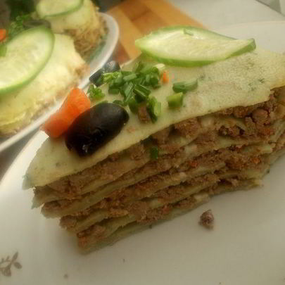 Блинный тортик с печенью и шпинатом