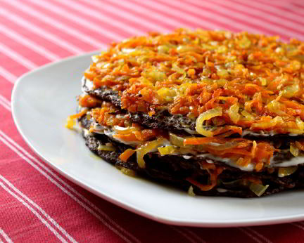 Печеночный торт с морковью и луком