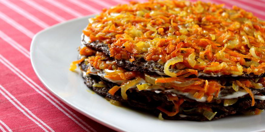 Рецепт печеночного торта с морковью и луком