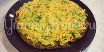 печеночный торт с зеленью и помидорами