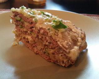 Торт из куриной печени со свежим огурцом и луком