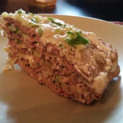 Торт из куриной печени со свежим огурцом и луком
