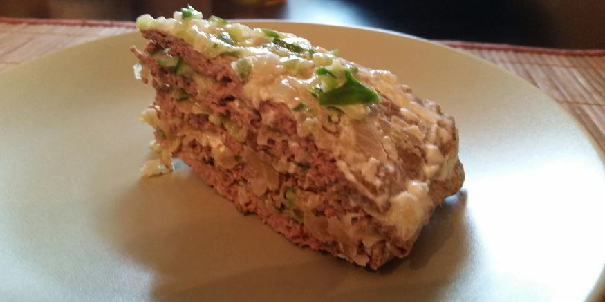 Рецепт торта из куриной печени со свежим огурцом и луком