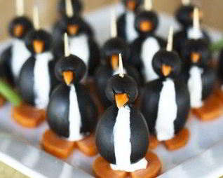 Пингвины из маслин, фаршированные мягким сыром