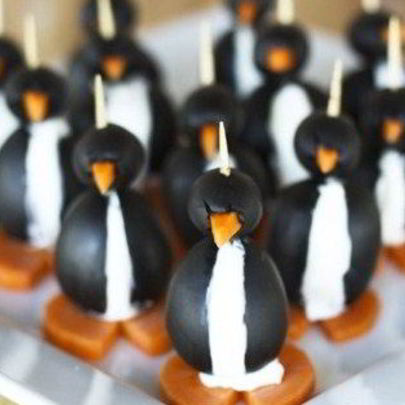 Пингвины из маслин, фаршированные мягким сыром