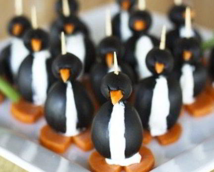 Пингвины из маслин, фаршированные мягким сыром