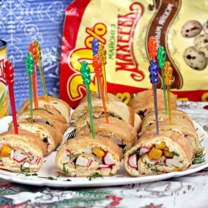 Блинные роллы с крабовыми палочками и кукурузой