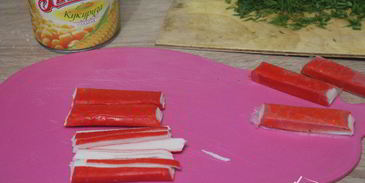 блинные роллы с крабовыми палочками и кукурузой