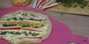 блинные роллы с крабовыми палочками и кукурузой